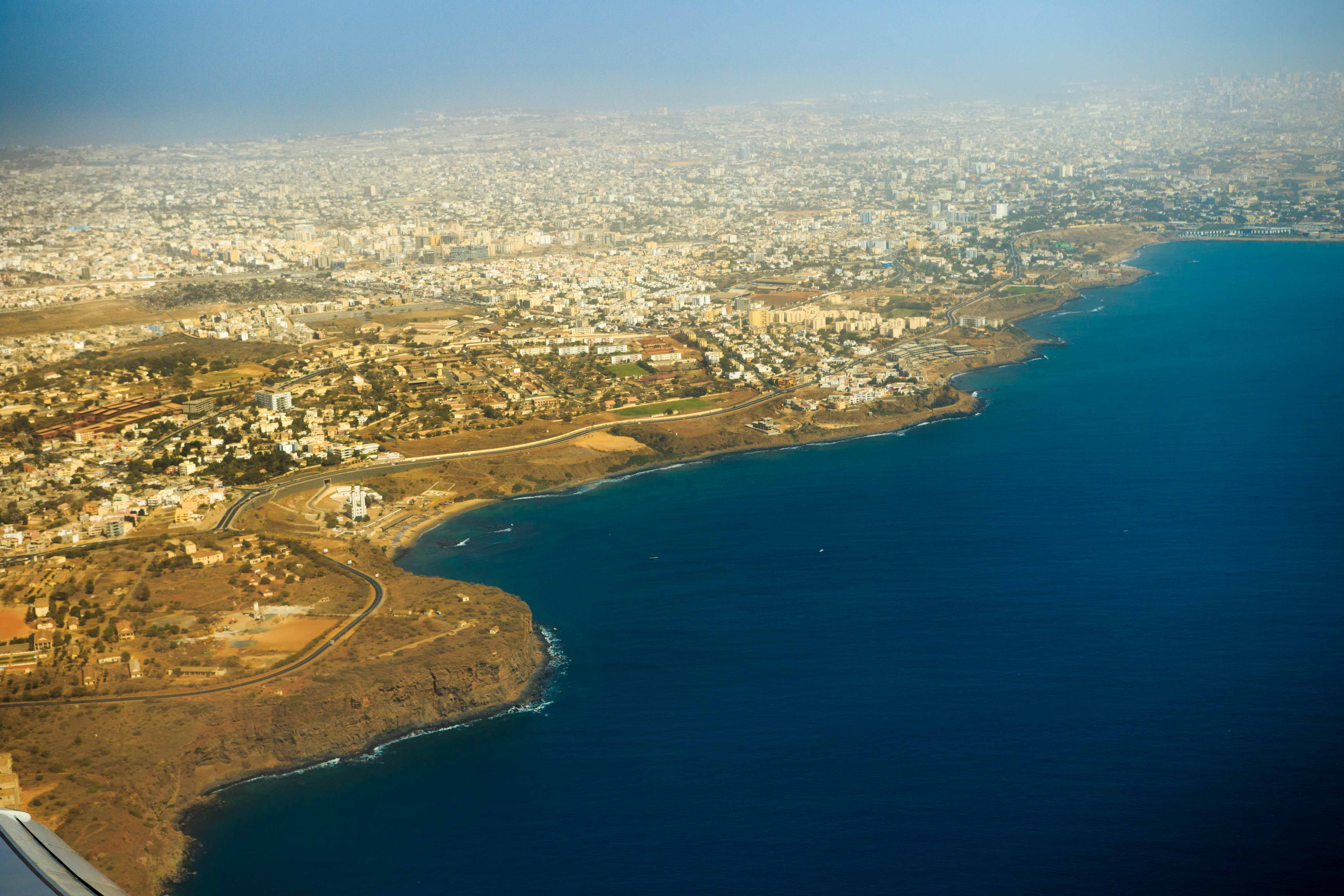 Vue aérienne de Dakar, photographie par Gabriel de Castelaze 