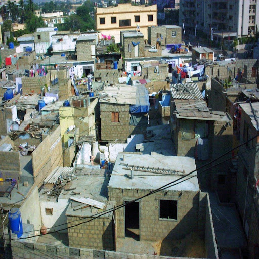 Un bidonville à Karachi, au Pakistan, à côté du quartier upscale Race Course, photo par کراچی برنامج Aucun nom réel donné AKA دانلود سكس, Photo sous licence de la Creative Commons Attribution-Share Alike 2.0 Generic license