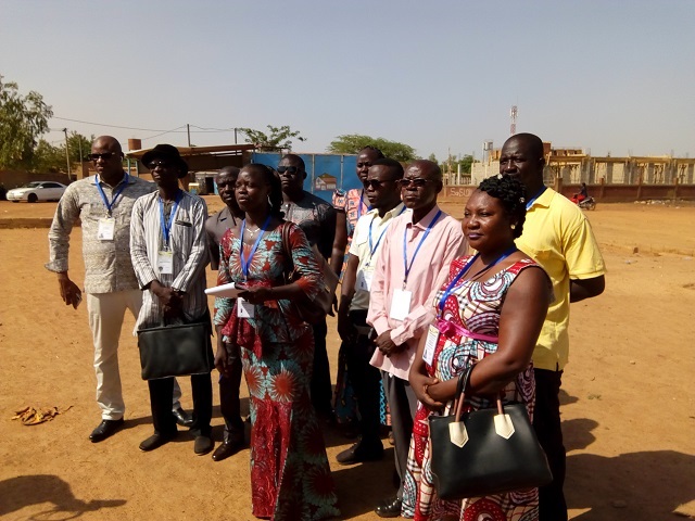 Les-membres-de-la-commission-adhoc-de-larrondissement-5-Ouagadougou-cahargée-de-lapurement-du-passif-foncier.jpg