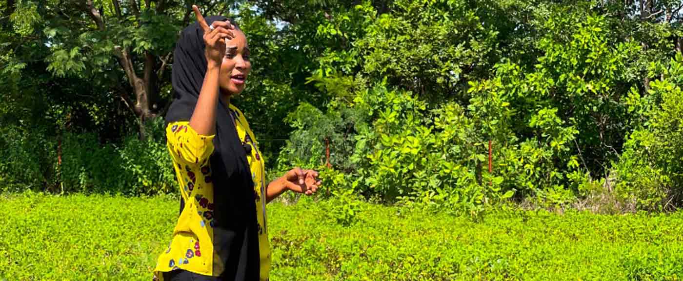 Ciré Biaye, dans son champ à Bounkiling Diola, dans la région de Sédhiou, en Casamance au Sud du Sénégal expliquant sa passion pour l’agriculture.