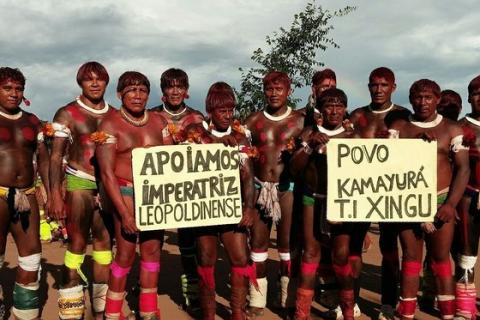 Índios da Terra Indígena do Xingu posam para foto com cartaz em apoio à escola de samba carioca Imperatriz Leopoldinense. A escola desfilará com um enredo sobre a defesa da floresta e enfrenta críticas de setores do agronegócio