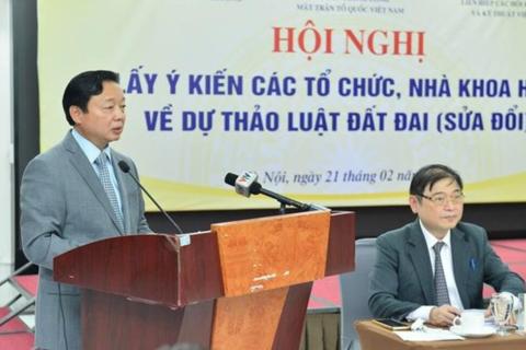   Le vice-Premier ministre Trân Hông Hà lors de la réunion pour recueillir les avis d’organisations et de scientifiques sur le projet de loi foncier (amendé), le 21 février à Hanoï. 