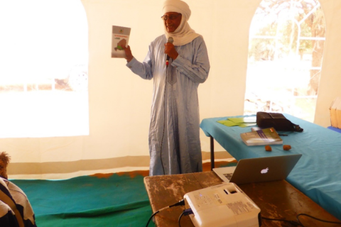 Image de la présentation du document de Politique Foncière Rurale du Niger par le facilitateur en chef du forum, Dr. Abouba Saidou 