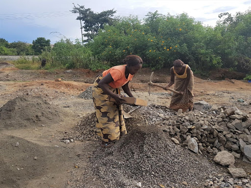 Women crushing stone. Photo by EITI (CC-BY-2.0)